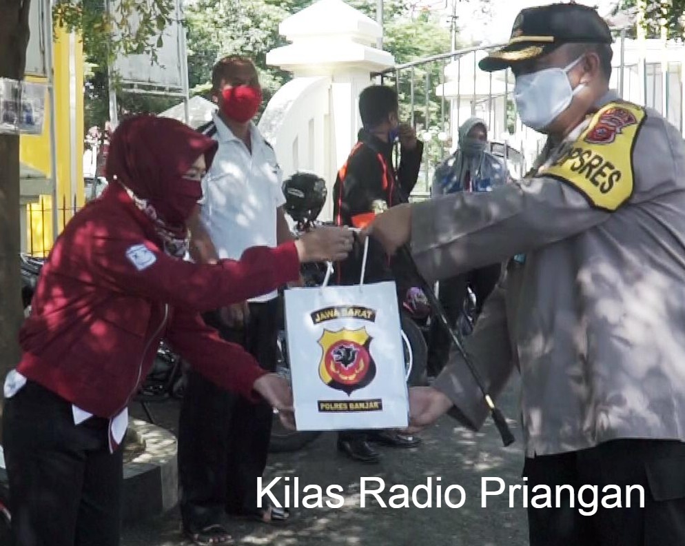 RINGGANKAN EKONOMI WARGA TERDAMPAK COVID-19. POLRES KOTA BANJAR BAGIKAN PAKET SEMBAKO