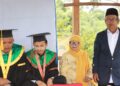 SUSAH SINYAL. DUA MAHASISWA ASAL CIGUGUR TERPAKSA DIWISUDA DI GUBUK KEBUN
