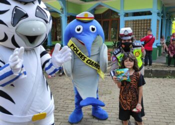 Polres Ciamis Manjakan Pemudik Balik Dengan Dihibur Badut.