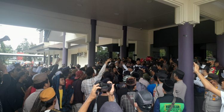 Ratusan Massa Demo Tolak Kenaikan BBM, Bupati – Wakil Bupati & DPRD Ciamis Tanggapi Aspirasi