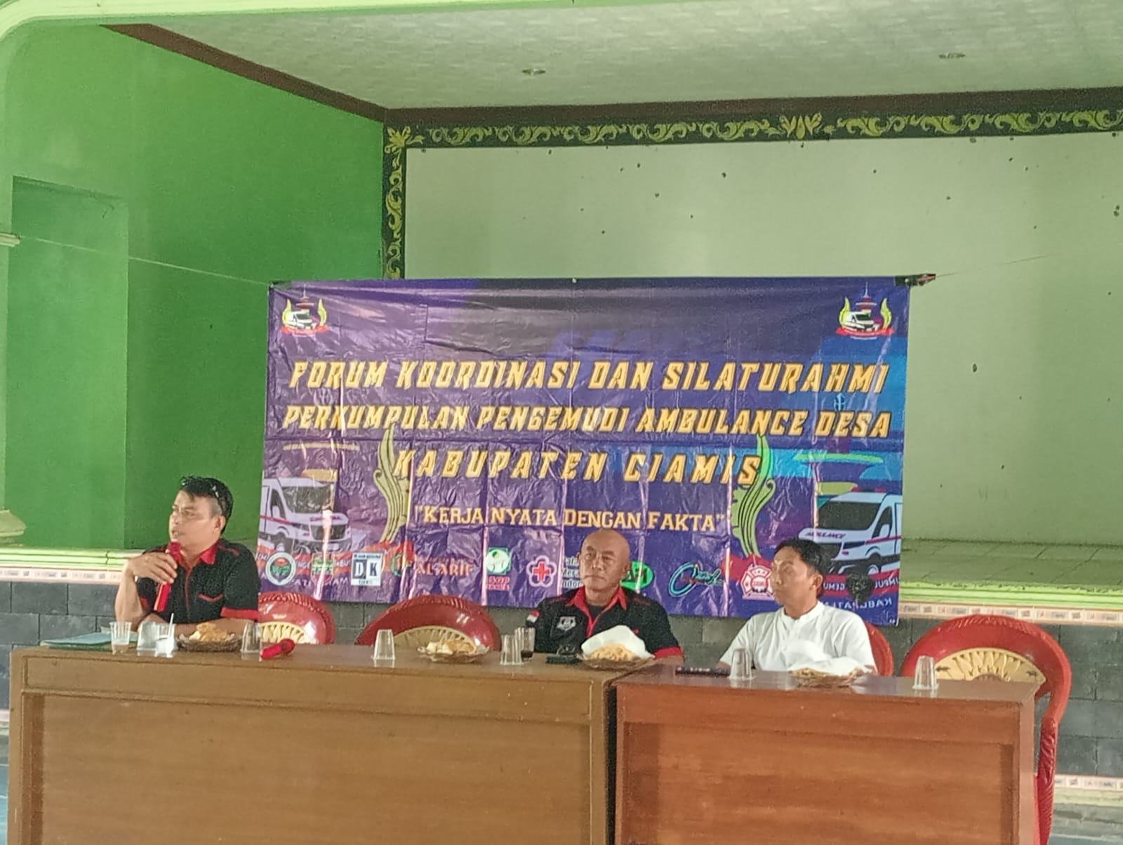 Pertemuan rutin ke-34 FORKOM Pengemudi Ambulans Desa Ciamis di Aula Desa Sukajaya, memperkuat silaturahmi, koordinasi, dan rencana kerja masa depan pengemudi ambulans.